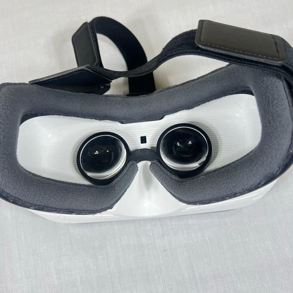 Samsung Gear VR Headset SM-R323 Powered by Oculus Black Clean